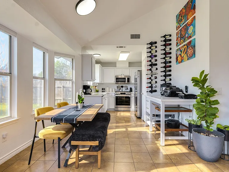 507 Clear Spring Ln — Photo 8
