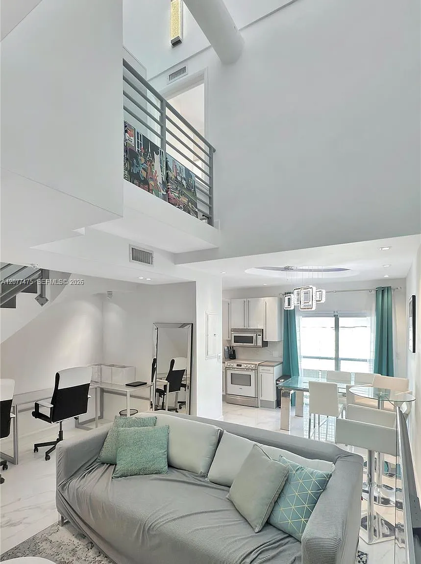 734 Michigan Condo — Photo 4