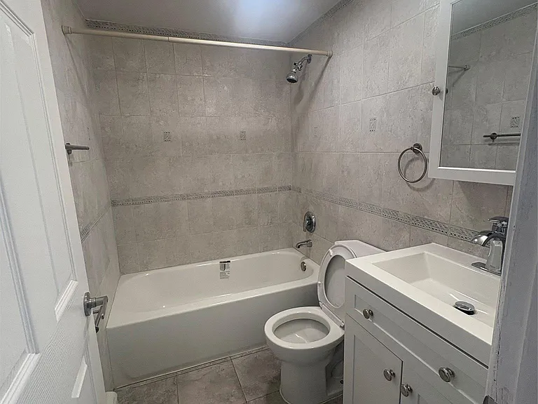 2060 Washington Ave — Photo 4