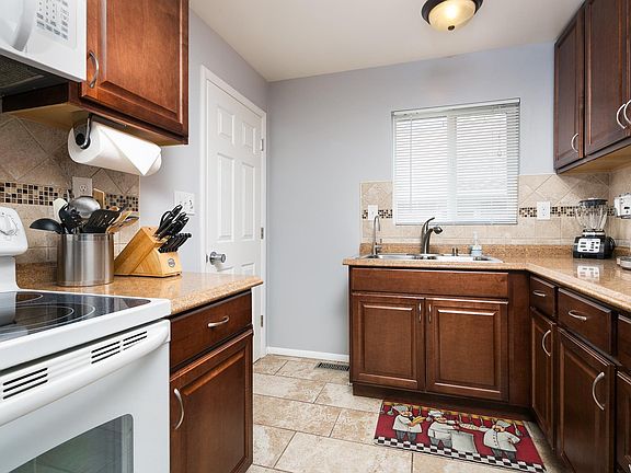3rd image of 718 E Redmaple Rd #A