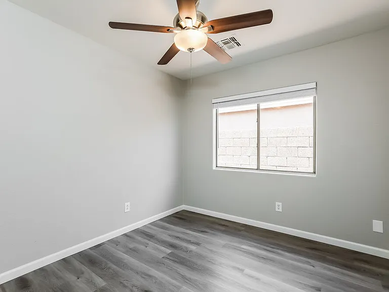 12954 W Voltaire Ave — Photo 13