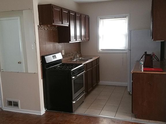 4th image of 2204 N 73rd Ct #1