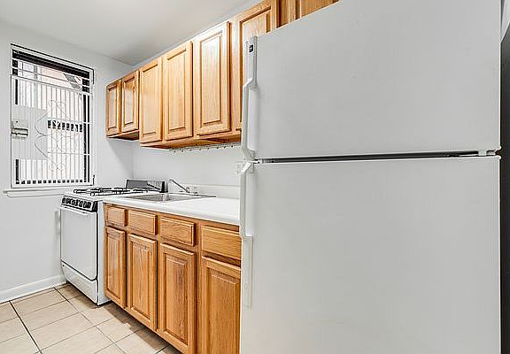 2nd image of 418 E 77th St #2K