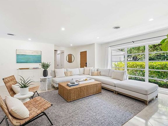 3rd image of 405 Eugenia Rd