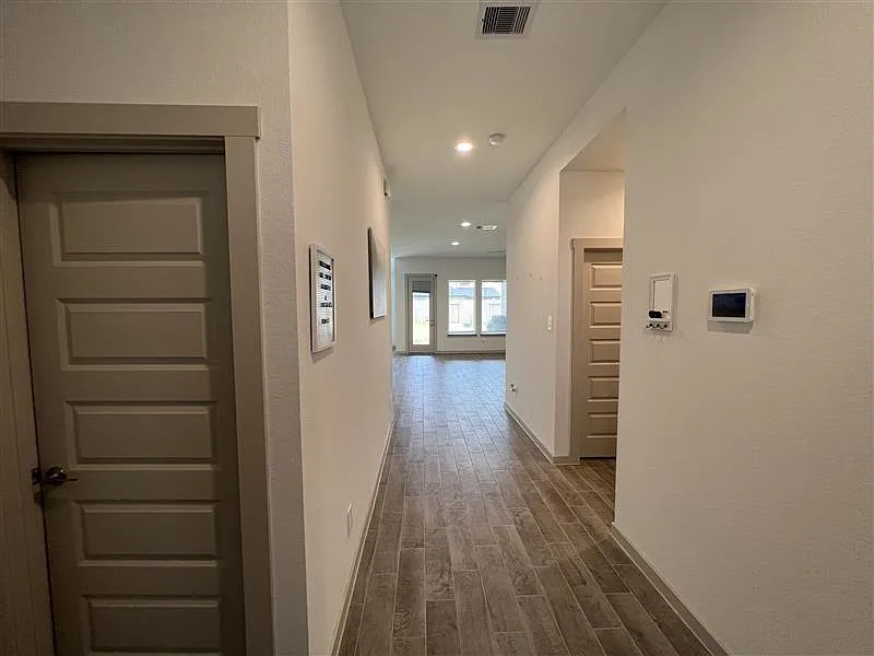 4 bed, 2.0 bath, 1804 sqft, $2,399 — Photo 4