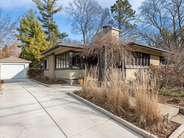 330 Gregory Ave, Wilmette, IL 60091