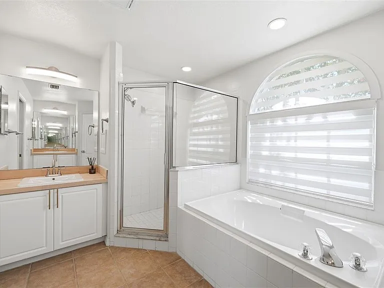 2210 Towering Oaks Cir — Photo 26