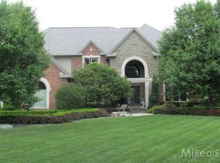 4625 Woodland Hills Dr, Rochester Hills, MI 48306