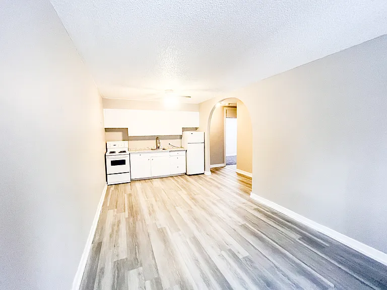1424 Victoria Ave — Photo 10