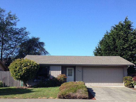 2nd image of 1919 Holly Dr