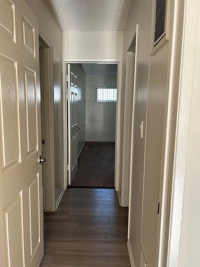 The Burbank Towers Apartments — Photo 4