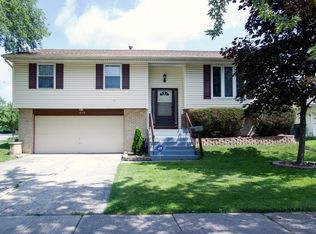 1023 Meadow Ln, Streamwood, IL