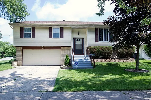 1023 Meadow Ln photo 1