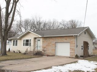 120 Northwood Dr, Hiawatha, IA 52233