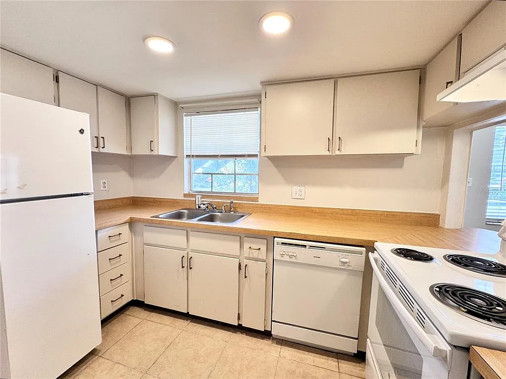 1 bed, 1.0 bath, 735 sqft, $1,195 — Photo 2