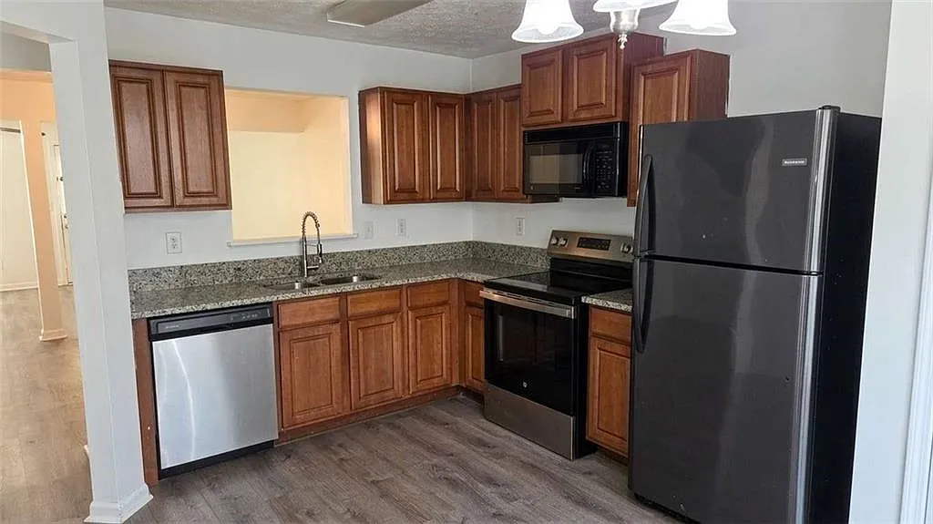 3 bed, 2.5 bath, 1528 sqft, $1,599 — Photo 3