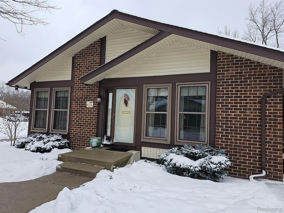 1st image of 40542 Newport Dr