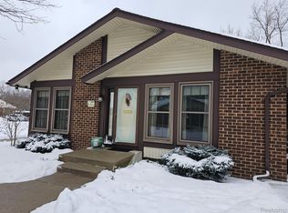 40542 Newport Dr, Plymouth, MI