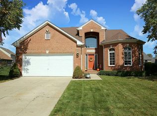 22261 Woodlake Dr, Macomb, MI
