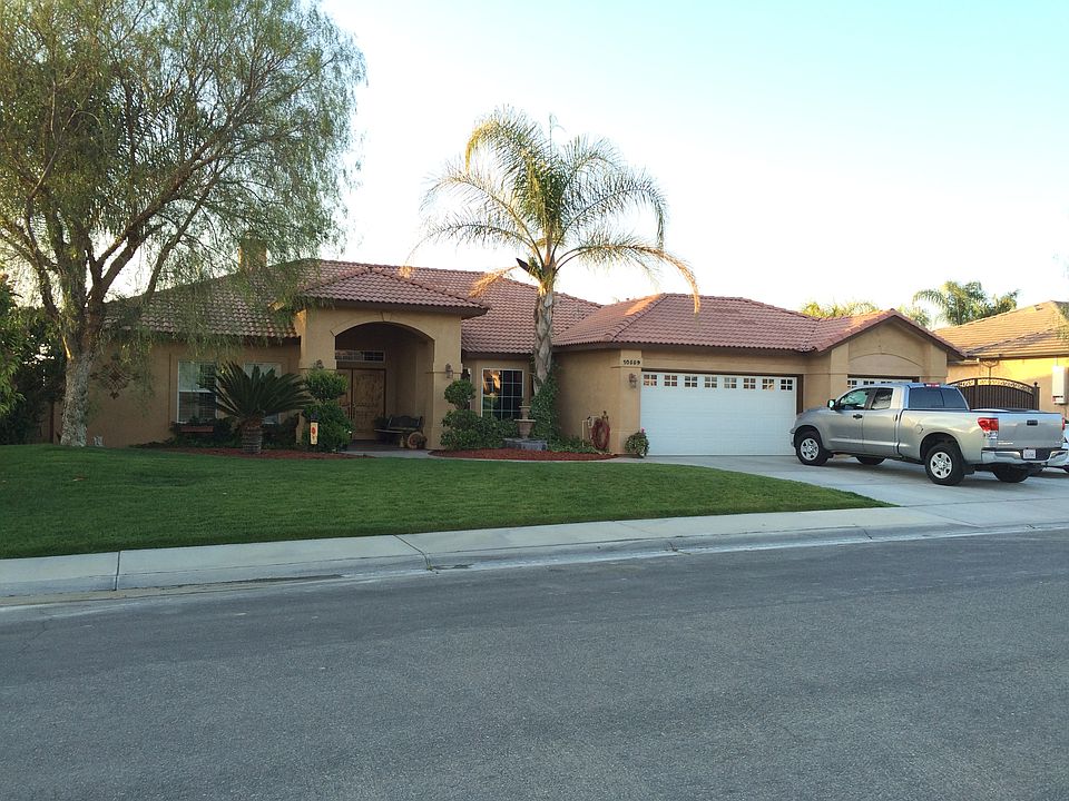 Great entry and landscaping!