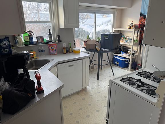 4th image of 300 Devillen Ave