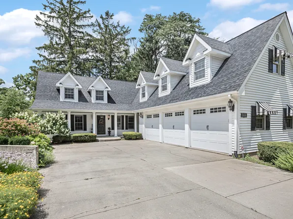 564 S Summit St, Barrington, IL 60010