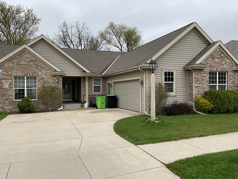2910 Gateway Ave — Photo 1