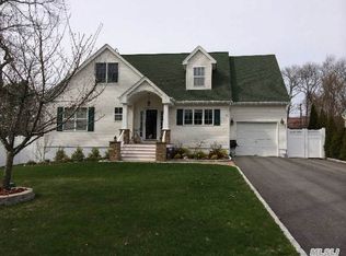 75 Mowbray St, Patchogue, NY 11772