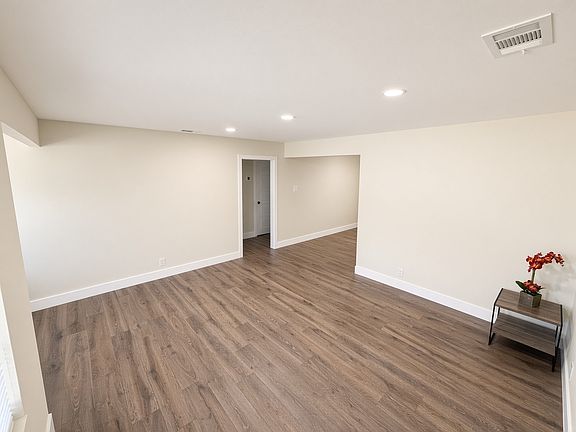 3rd image of 1205 Oak St