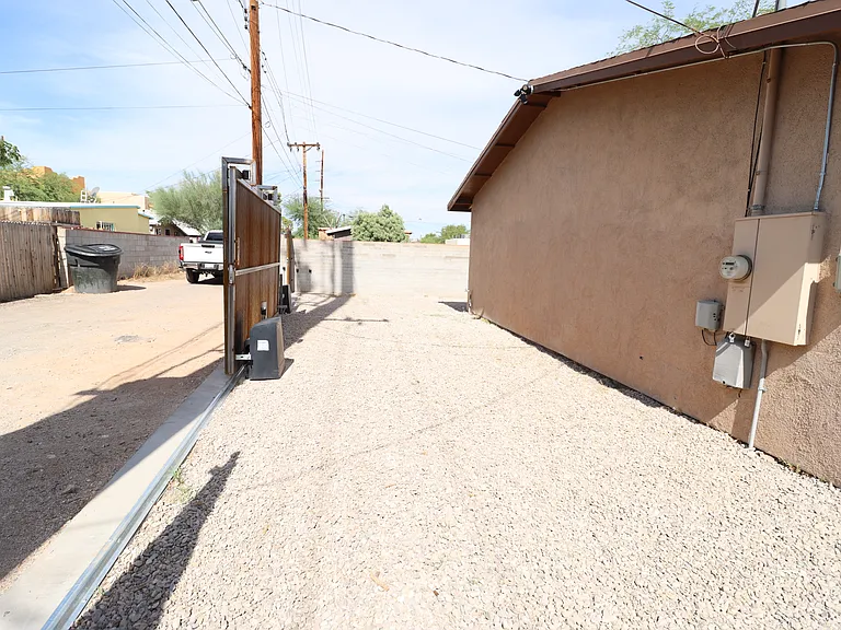 1020 E Silver St — Photo 10