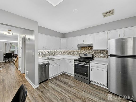 5th image of 172 Roosevelt Ave APT B