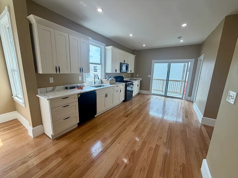 432 Meridian St #2B — Photo 12