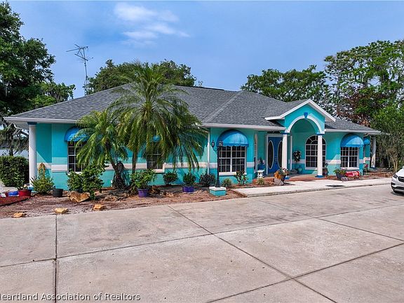 3rd image of 1002 W Pickett Cir