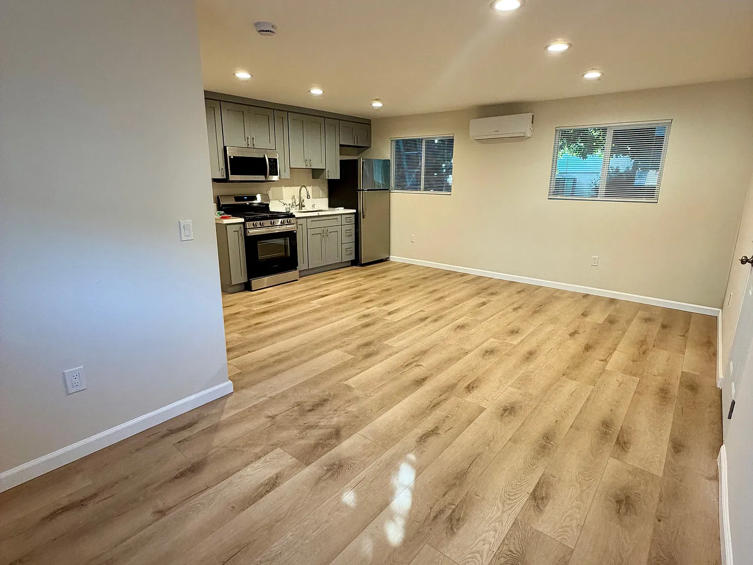 Studio, 415 sqft, $2,300 — Photo 1