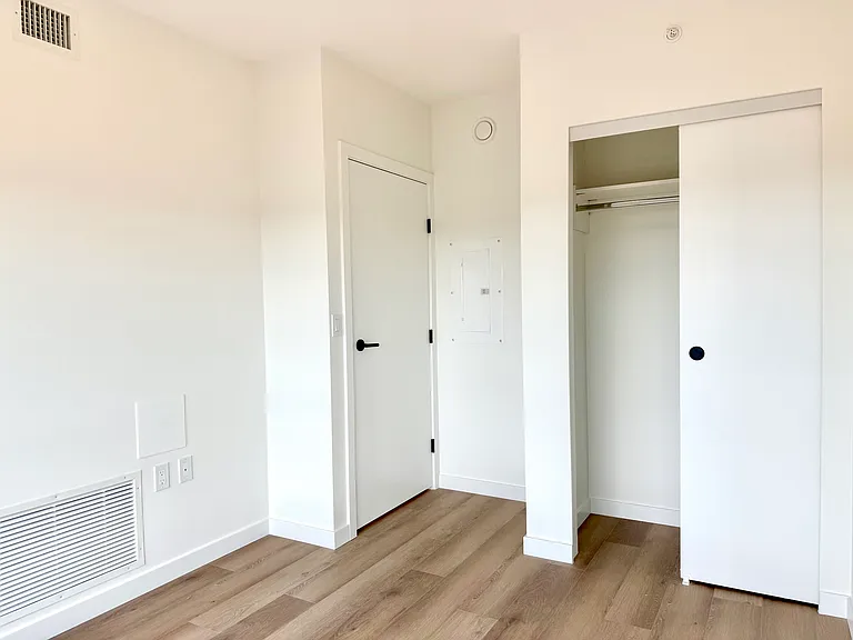 2488 Granville St — Photo 112