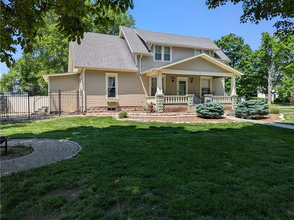 110 N 2nd St, Hiawatha, KS 66434