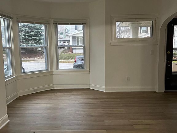 4th image of 1647 Wyandotte Ave
