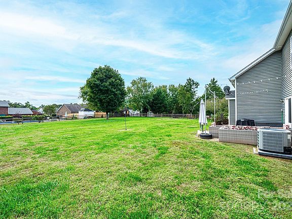 5th image of 1472 Sweetbriar Ln