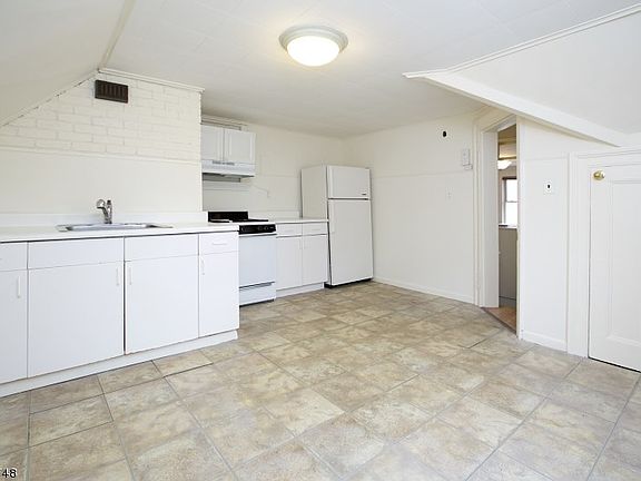 2nd image of 182 Belleville Ave #3