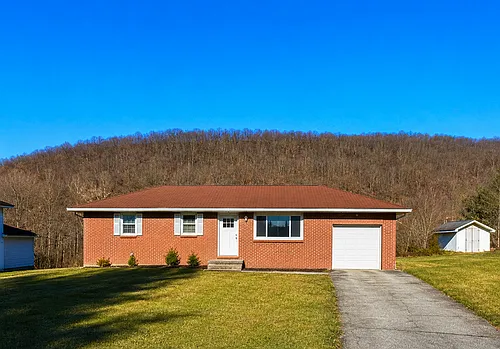 18 Merriewold Ln N Photo 1 18 Merriewold Ln N Photo 1