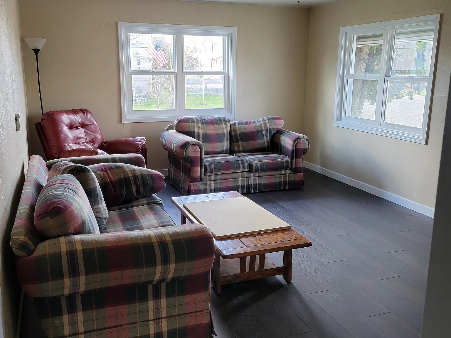 1bd 1.75ba Large Detached Garage, Fenced Yard. — Photo 2