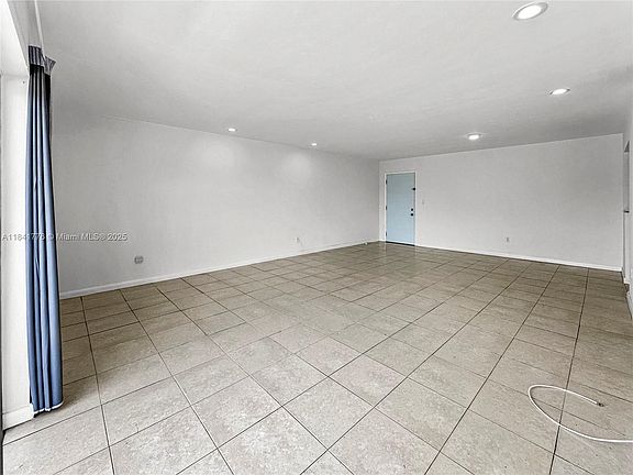 5th image of 770 NE 128th St APT 303