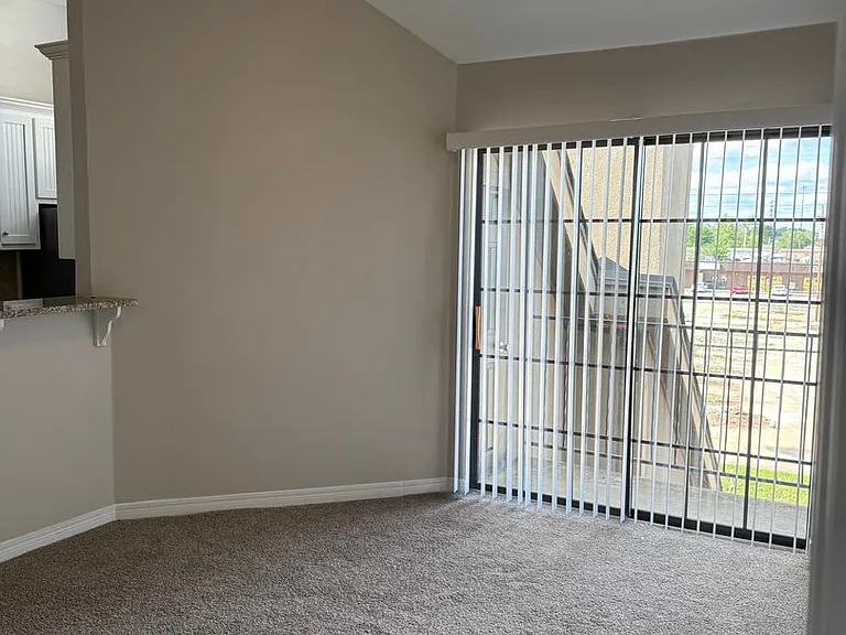 Silver Sands Apartments — Photo 32