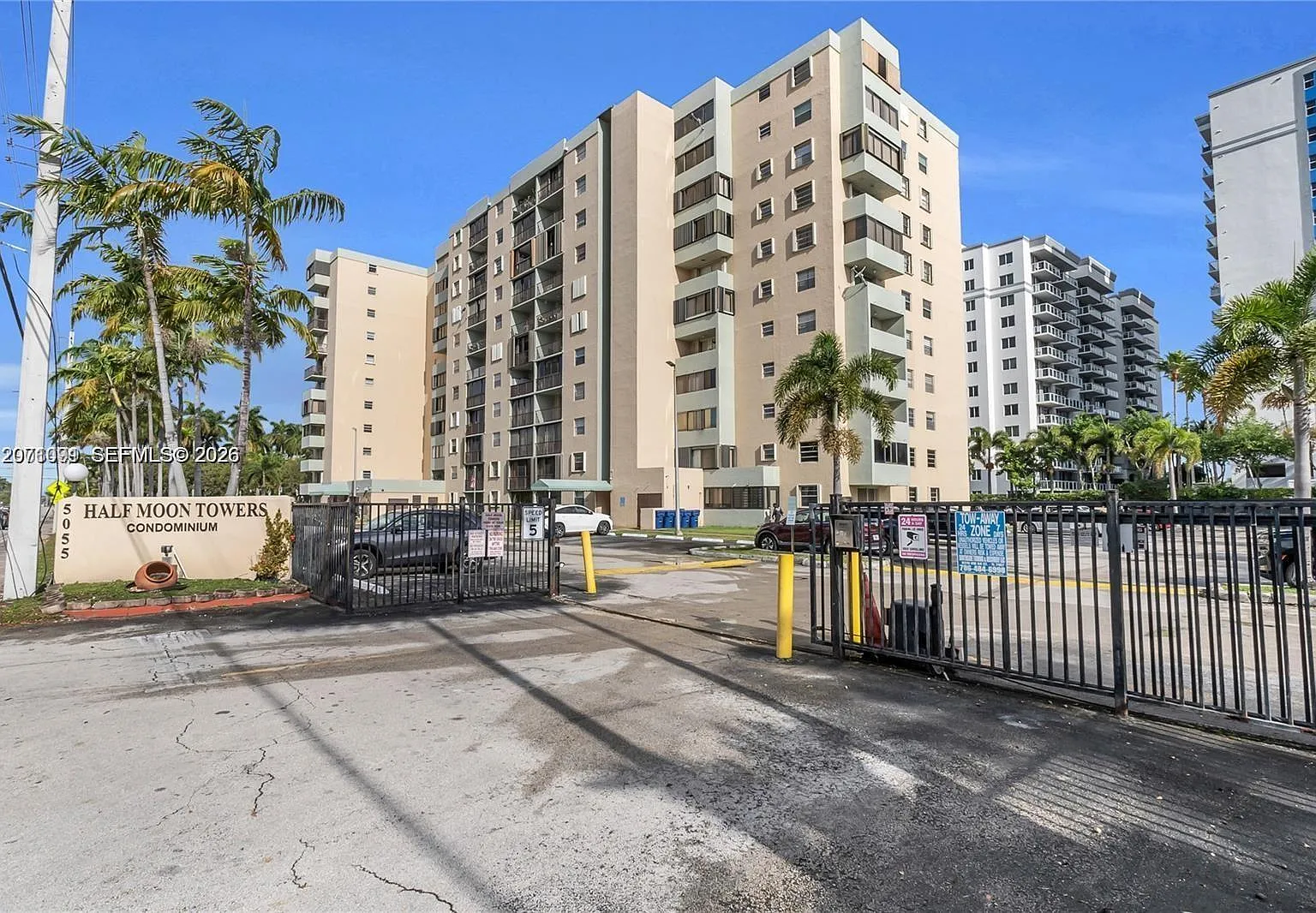 Half Moon Towers Condo — Photo 3