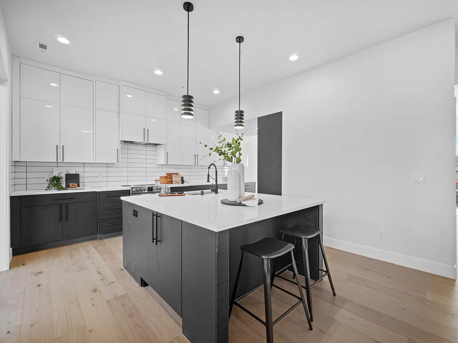 3 bed, 2.5 bath, 2145 sqft, $4,100 — Photo 3