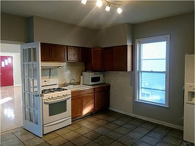 3rd image of 1823 Greenwood St