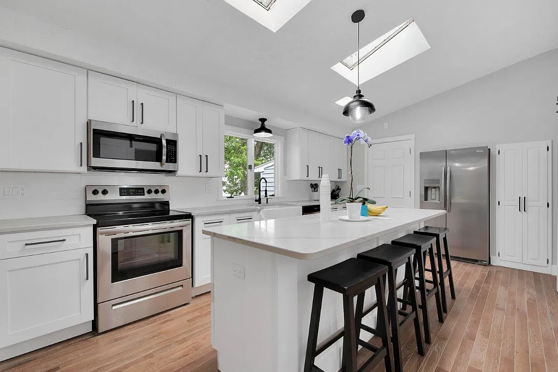 4 bed, 2240 sqft, $4,000 — Photo 3