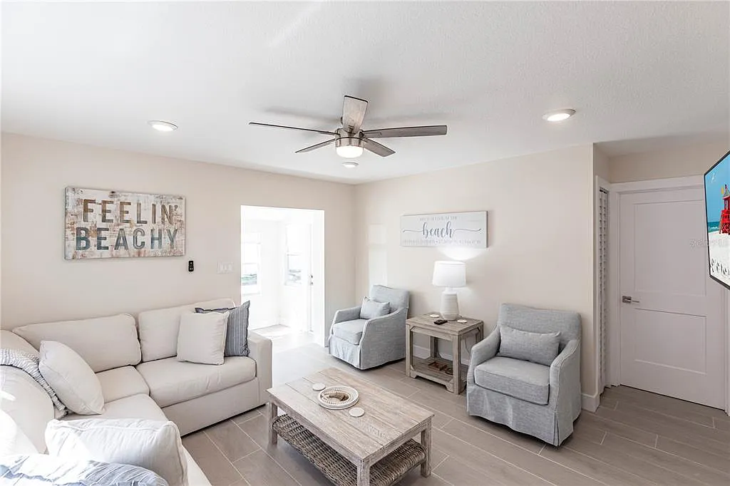 2 bed, 1.0 bath, 878 sqft, $8,370 — Photo 4