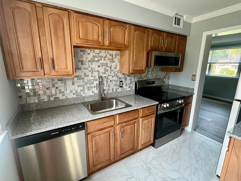 Royal Palms Apartments — Photo 10
