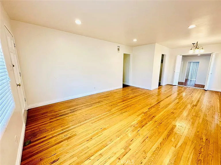 400 E Fernfield Dr — Photo 4